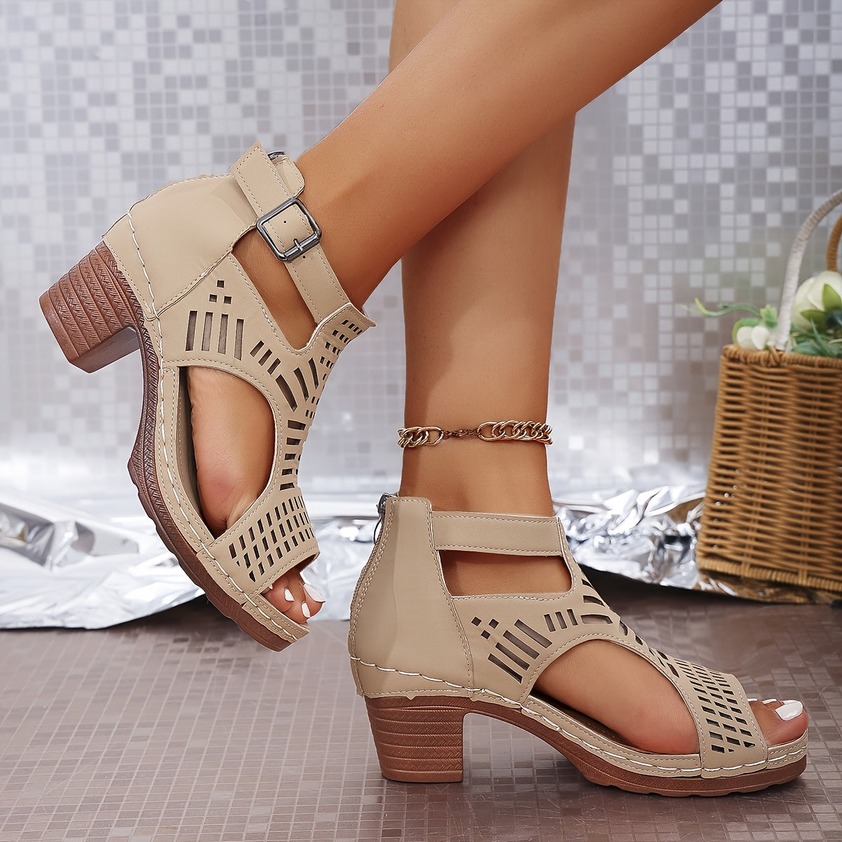 NOVA | SANDALIA DE TACÓN CON BROCHE