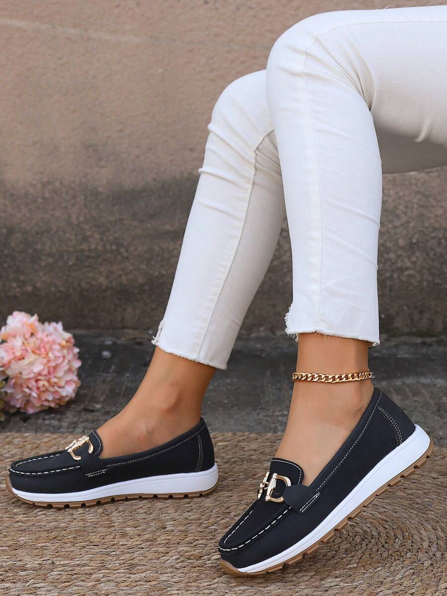 CAMERON | ZAPATO ELEGANTE CON BROCHE DORADO