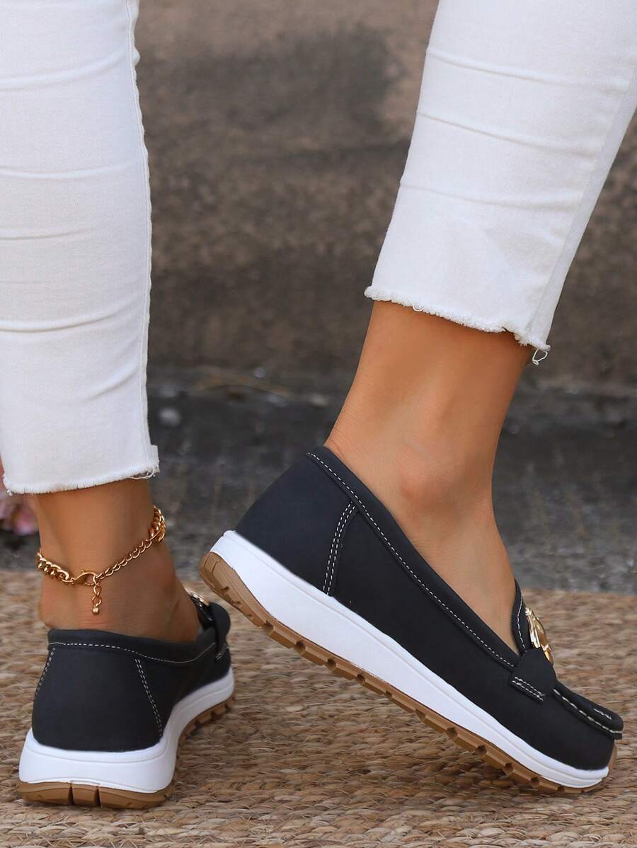 CAMERON | ZAPATO ELEGANTE CON BROCHE DORADO