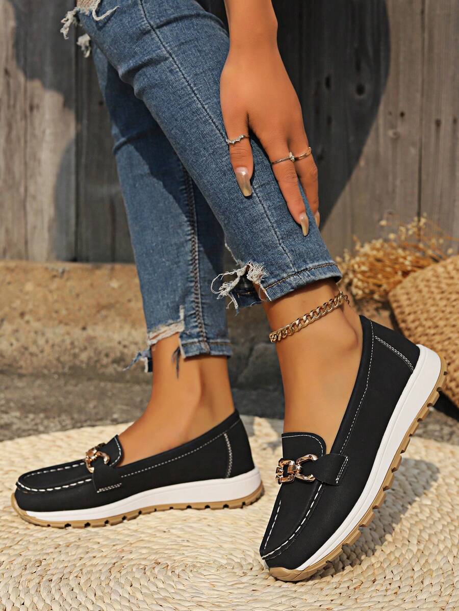 CAMERON | ZAPATO ELEGANTE CON BROCHE DORADO