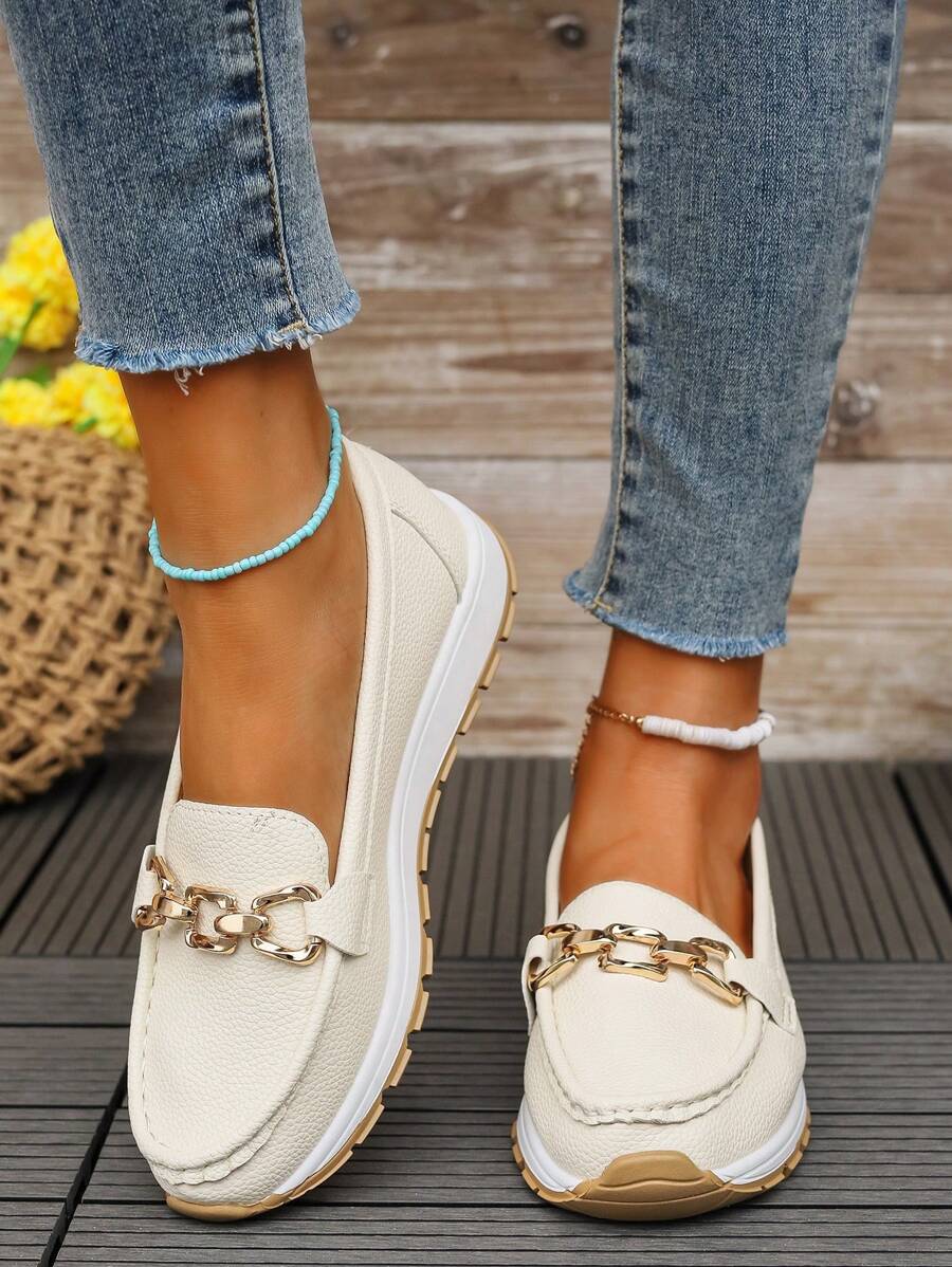 CAMERON | ZAPATO ELEGANTE CON BROCHE DORADO