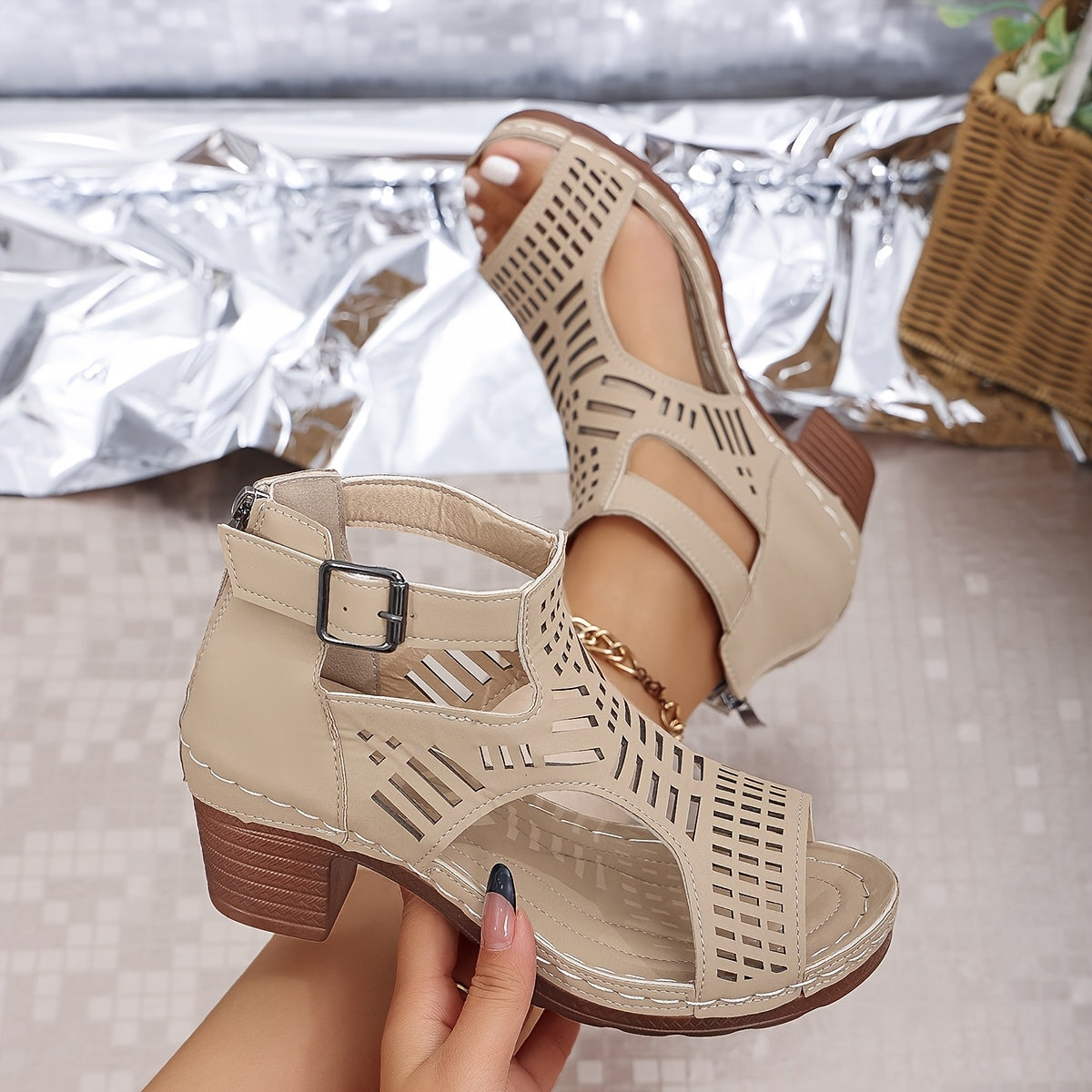 NOVA | SANDALIA DE TACÓN CON BROCHE
