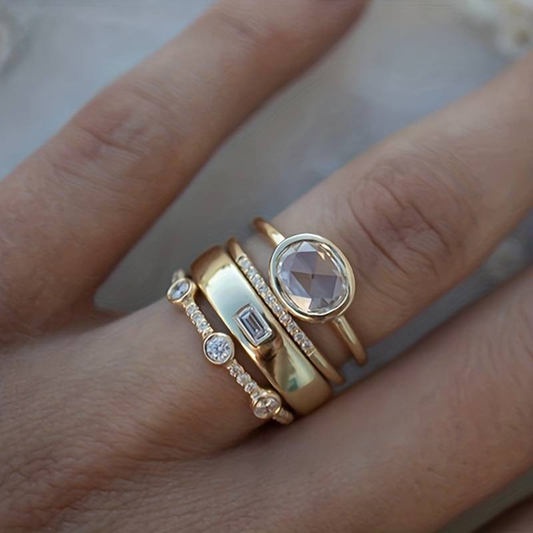 ALEXIA | ANILLO DORADO CON PIEDRA DE ACERO INOXIDABLE
